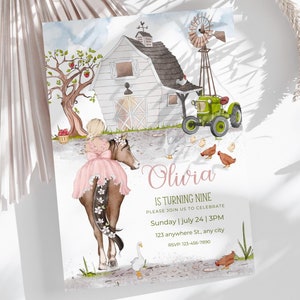 Peut inclure: Une illustration aquarelle d'une fille en robe rose chevauchant un cheval brun. L'arrière-plan présente une grange blanche, un tracteur vert et un moulin à vent. Le texte sur l'invitation indique "Olivia a neuf ans. Veuillez vous joindre à nous pour célébrer. Dimanche | 24 juillet | 15h00. 123 anywhere St, any city. RSVP: 123-456-7890."