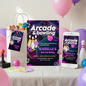 Może przedstawiać: Scena przyjęcia urodzinowego z motywem "Arcade & Bowling", z białą torbą na prezenty, zaproszeniem i smartfonem. Zaproszenie i telefon wyświetlają szczegóły wydarzenia, w tym imię i datę urodzin. Różowe i fioletowe balony oraz kręgle dodają świątecznej atmosfery.