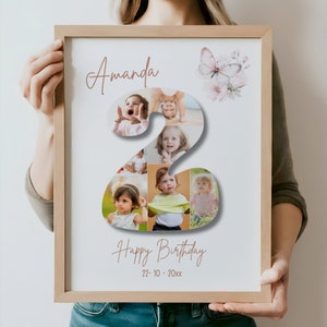 以下が含まれることがあります： 子供の写真でできた数字の2が描かれた白いフォトコラージュ。数字の2は、蝶のついた花柄のデザインで囲まれています。コラージュの上部には「Amanda」というテキスト、下部には「Happy Birthday」というテキストと日付「22-10-20xx」が書かれています。