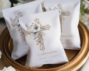 Könnte beinhalten: Weiße Gastgeschenktüten mit goldenem Kreuzdesign, floralen Akzenten und dem Text "Confirmation David James 28. Juli, 20xx". Die Tüten liegen auf einem goldfarbenen Tablett, ideal für religiöse Feiern.