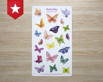 Może przedstawiać: Biały arkusz naklejek zatytułowany Butterflies Sticker Sheet, zawierający różne kolorowe ilustracje motyli w odcieniach pomarańczowym, żółtym, niebieskim, fioletowym, różowym i zielonym, z tekstem STICKERMAILSHOP.ETSY.COM na dole.