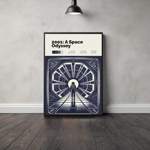 Puede incluir: Un dise&ntilde;o de p&oacute;ster minimalista para la pel&iacute;cula "2001: Una odisea del espacio". El p&oacute;ster presenta una ilustraci&oacute;n en blanco y negro de un astronauta caminando por un pasillo en una nave espacial. El texto "2001: Una odisea del espacio" est&aacute; impreso en letras negras y negritas en la parte superior del p&oacute;ster.