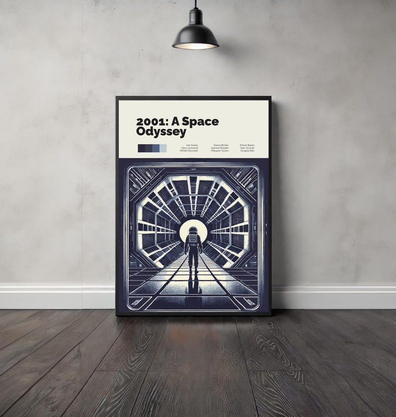 Puede incluir: Un dise&ntilde;o de p&oacute;ster minimalista para la pel&iacute;cula "2001: Una odisea del espacio". El p&oacute;ster presenta una ilustraci&oacute;n en blanco y negro de un astronauta caminando por un pasillo en una nave espacial. El texto "2001: Una odisea del espacio" est&aacute; impreso en letras negras y negritas en la parte superior del p&oacute;ster.