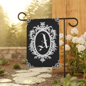 Personalisierte Gothic Gartenfahne: Elegantes schwarzes Willkommensbanner