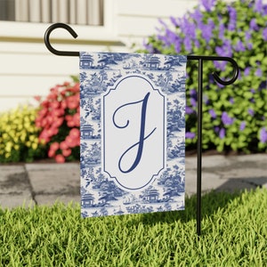 Bandera personalizada de Toile azul, estandarte de jardín monograma, bandera de casa personalizada, banderas de chinoiserie, decoración de porche preppy, signo de bienvenida del gran milenio