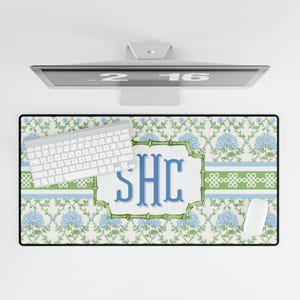 Monogrammerad blommig skrivbordsmatta: Blå hortensia, personlig hemmakontorsinredning