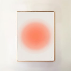 Puede incluir: Una pintura abstracta enmarcada con un círculo grande, suave, de color melocotón en el centro sobre un fondo blanco.