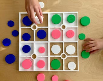 3Dプリント可能な戦略ボードゲーム - チックタックタクティクス | STLファイル | 2～4人用積み重ね可能な4インアローゲーム | 持ち運びに便利なデザイン