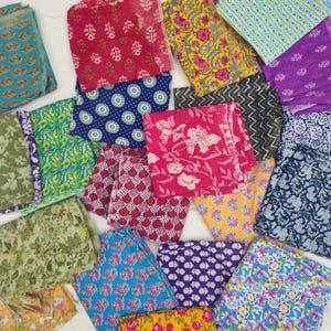 Scarti di stampa a blocchi indiani a mano, tessuto di cotone floreale, pacchetto di scarti, pacchetto di scarti, tessuto di cotone, quartie