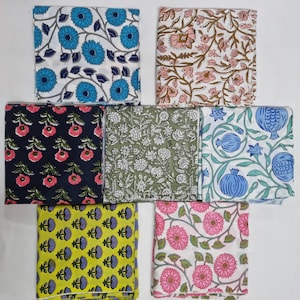 Może przedstawiać: Kolekcja siedmiu kwadratów złożonej tkaniny z różnymi wzorami kwiatowymi. Wzory obejmują niebieskie kwiaty na białym tle, różowe i brązowe pnącza na białym tle, różowe kwiaty na granatowym tle, białe kwiaty na zielonym tle, niebieskie granaty na białym tle.
