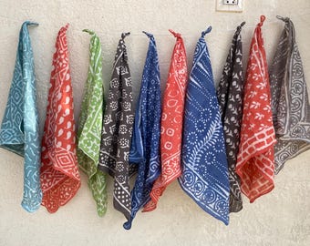 Bandanaset i ekologisk bomull med handtryck och blockmönster (10 st, 21x21 tum)