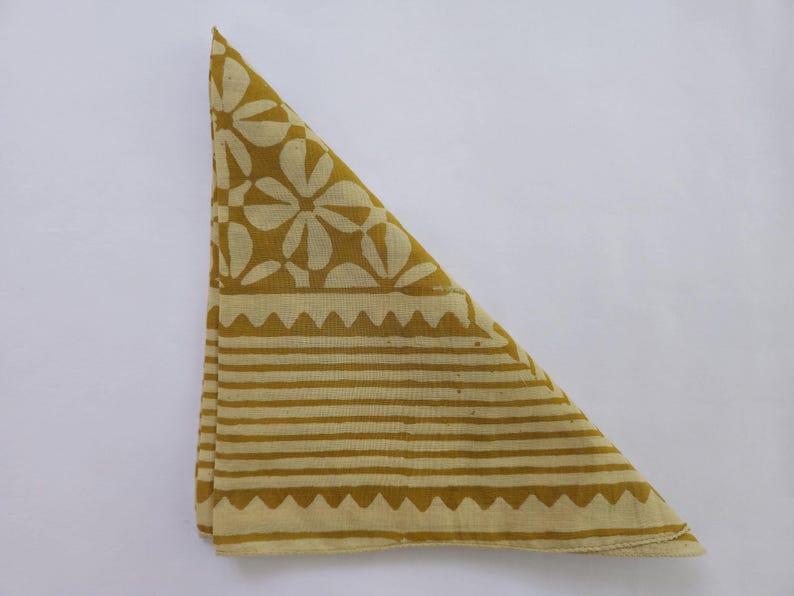 以下が含まれることがあります： 白い花柄とストライプの縁取りが施された黄色の綿の bandana