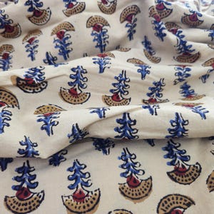 Tessuto beige stampato a mano con piccoli fiori, tessuto di cotone, tessuto indiano, tessuto a metraggio, accappatoio da donna in cotone stampato a blocchi
