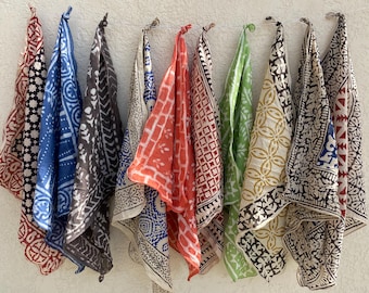 Set med 10 handtryckta bandanas, halsdukar, näsdukar, slipsar tillverkade med naturliga färger som presentartikel
