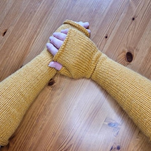 18th Century Knitted Mitts | Reenactment dresses for women | Historical reenactment | Winter Reenactment | Reenactment clothing for women
