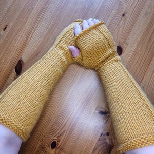 18th Century Knitted Mitts | Reenactment dresses for women | Historical reenactment | Winter Reenactment | Reenactment clothing for women