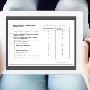 Op de afbeelding: Een checklist op een tabletscherm voor het inspecteren en testen van een samengestelde installatie. De checklist omvat items zoals visuele inspectie, continu&iuml;teit van beschermende geleiders, isolatieweerstand en functionele tests. De checklist is verdeeld in twee kolommen, &eacute;&eacute;n voor "Kennis/ervaring hebben van" en de andere voor "Weinig of geen kennis/ervaring hebben van".