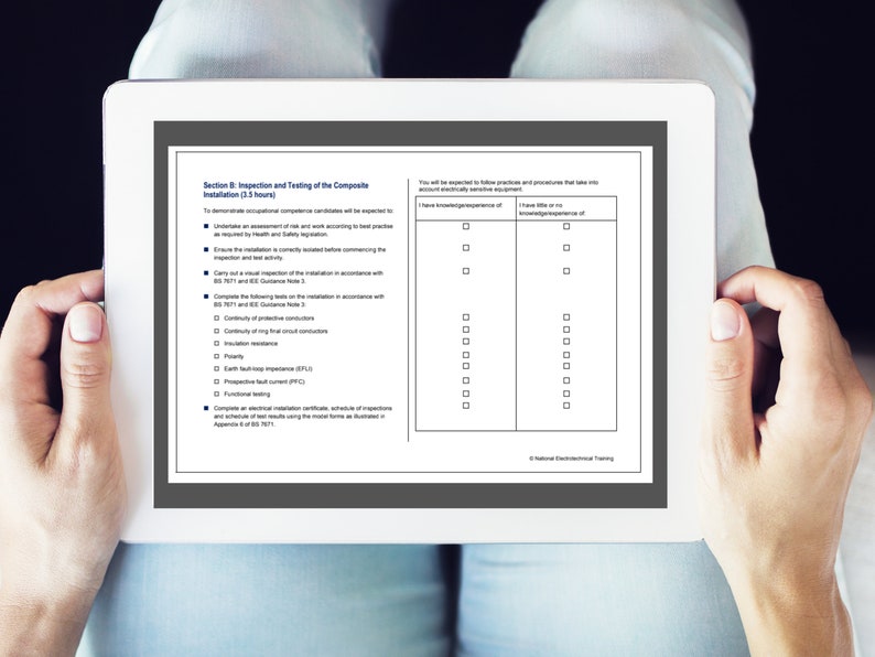 Op de afbeelding: Een checklist op een tabletscherm voor het inspecteren en testen van een samengestelde installatie. De checklist omvat items zoals visuele inspectie, continu&iuml;teit van beschermende geleiders, isolatieweerstand en functionele tests. De checklist is verdeeld in twee kolommen, &eacute;&eacute;n voor "Kennis/ervaring hebben van" en de andere voor "Weinig of geen kennis/ervaring hebben van".