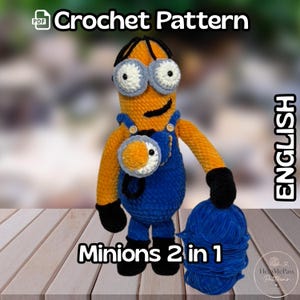 Könnte beinhalten: Ein gehäkelter Minion-Charakter in Gelb, Blau und Schwarz, der einen blauen Wollknäuel hält. Der Minion trägt blaue Latzhosen und hat zwei große Augen. Der Text "Crochet Pattern" und "Minions 2 in 1" sind sichtbar.