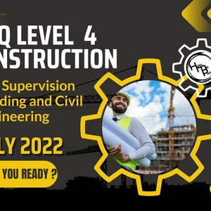 Pode incluir: Gráfico promocional para NVQ Nível 4 Construção, com um trabalhador da construção sorrindo segurando plantas. O texto inclui "Site Supervision, Building and Civil Engineering" e "Julho 2022". O fundo é cinza escuro com detalhes em amarelo.