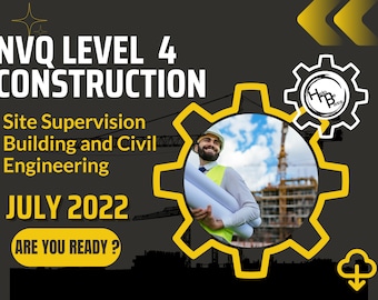 Puede incluir: Gráfico promocional para NVQ Nivel 4 Construcción, con un trabajador de la construcción sonriendo y sosteniendo planos. El texto incluye "Site Supervision, Building and Civil Engineering" y "Julio 2022". El fondo es gris oscuro con acentos amarillos.