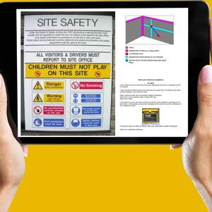 Op de afbeelding: Een tablet met een veiligheidsschild voor de site met verschillende veiligheidssymbolen en waarschuwingen. Het bord luidt "Alle bezoekers en chauffeurs moeten zich melden bij het kantoor van de site. Kinderen mogen niet spelen op deze site." Het bord bevat ook symbolen voor gevaar, waarschuwing, hoogspanning, geen onbevoegden toegestaan, voetbescherming moet worden gedragen, veiligheidshelmen moeten in dit gebied worden gedragen en geen roken.