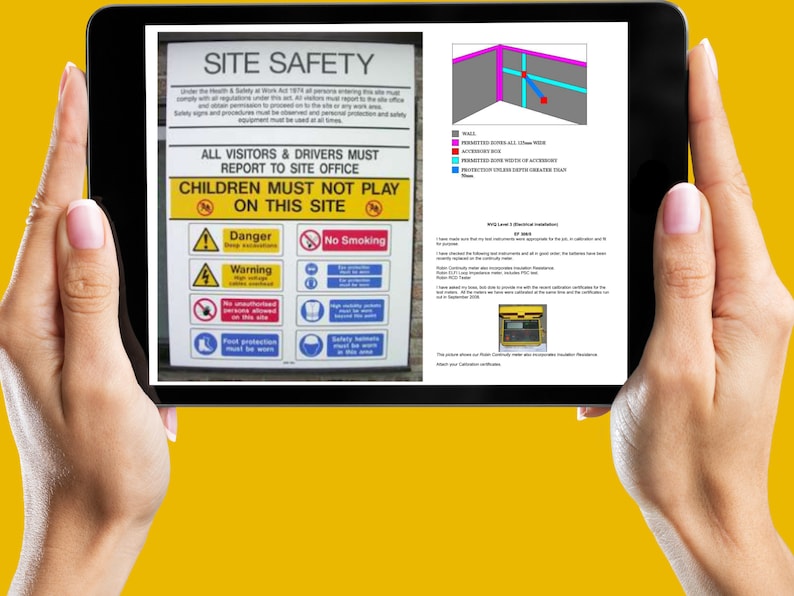 Op de afbeelding: Een tablet met een veiligheidsschild voor de site met verschillende veiligheidssymbolen en waarschuwingen. Het bord luidt "Alle bezoekers en chauffeurs moeten zich melden bij het kantoor van de site. Kinderen mogen niet spelen op deze site." Het bord bevat ook symbolen voor gevaar, waarschuwing, hoogspanning, geen onbevoegden toegestaan, voetbescherming moet worden gedragen, veiligheidshelmen moeten in dit gebied worden gedragen en geen roken.