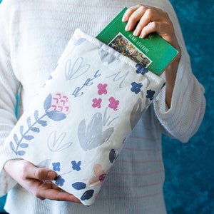 Fabric Book Pouch with Floral Print, Padded Book Sleeve, Literary Gifts, Paperback Book Cover, Booksleeve with Zipper
