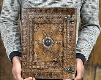 Groot leren dagboek met drievoudige maan: handgemaakt boek met schaduwen in reliëf