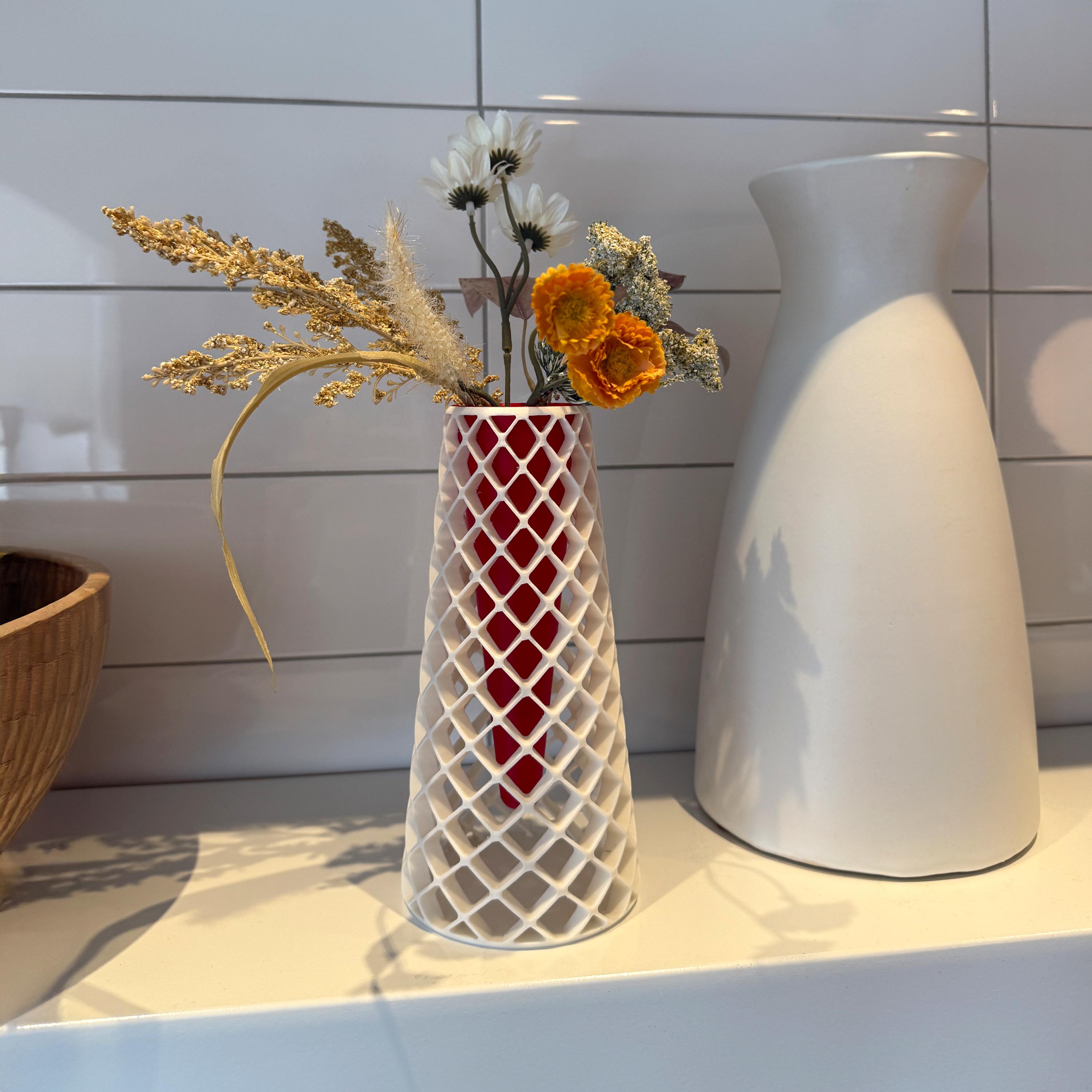 3D Printed Geometric Mini Bud Vase: Modern Home Accent for Dried Flowers, image size:3000x3000