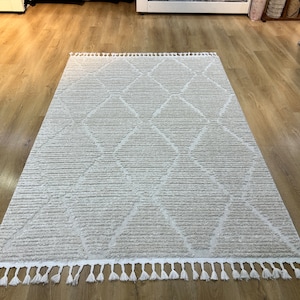 White Cream Polyester Carpet, Embossed Carpet, Cotton Based Carpet, Polyester Carpet, Soft Decoration Carpet