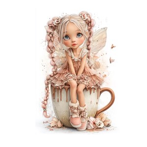 Könnte beinhalten: Aquarellillustration einer Fee mit blonden Haaren und blauen Augen, die ein pfirsichfarbenes Kleid und Stiefel trägt und auf einer großen Teetasse sitzt. Die Fee hat zarte Flügel und ist von Schmetterlingen und Blumen umgeben.