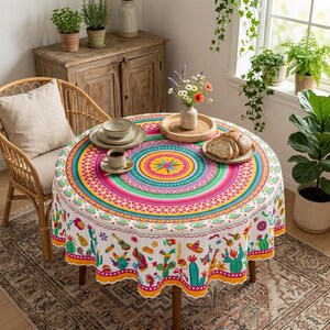 Könnte beinhalten: Eine runde Tischdecke mit einem lebendigen, mehrfarbigen Mandalamuster in der Mitte mit konzentrischen Ringen in Pink, Türkis und Gelb. Der Rand zeigt einen weißen Hintergrund mit bunten Illustrationen von Kakteen, Sombreros und Gitarren.