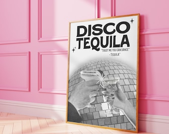 Peut inclure: Une affiche encadrée rectangulaire avec le texte noir DISCO TEQUILA et la citation TRUST ME YOU CAN DANCE - TEQUILA. L'image présente un graphique en noir et blanc de deux mains faisant tinter des verres à cocktail devant une boule à facettes.