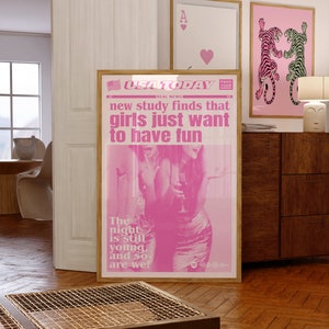 Dziewczyny chcą mieć zabawne wydruki w stylu gazety. Różowa sztuka ścienna, Preppy Wall Art, Vintage Newspaper Poster