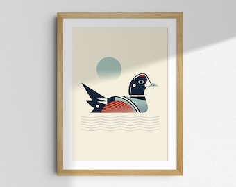 Puede incluir: Una impresión enmarcada de una ilustración estilizada de un pato nadando en el agua con un esquema de color azul, rojo y blanco. El pato está mirando hacia la derecha y tiene la cabeza y el pico negros. El agua está representada por líneas onduladas azules.