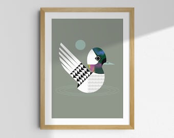 Puede incluir: Una impresión enmarcada de una ilustración estilizada de un pato con patrones geométricos negros, blancos y verdes sobre un fondo verde salvia.