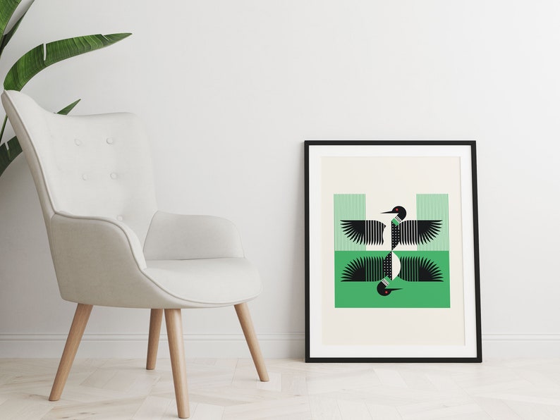 Peut inclure: Une illustration g&eacute;om&eacute;trique en noir et blanc d'un huard avec des rayures vertes et blanches en arri&egrave;re-plan. L'image est encadr&eacute;e en noir et accroch&eacute;e &agrave; un mur blanc.