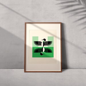 Peut inclure: Une impression encadr&eacute;e d'un motif g&eacute;om&eacute;trique repr&eacute;sentant un huard noir et blanc aux yeux rouges sur fond vert.