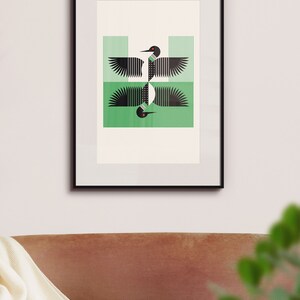 Peut inclure: Une impression encadr&eacute;e d'un design g&eacute;om&eacute;trique de huard en noir et blanc sur fond vert.