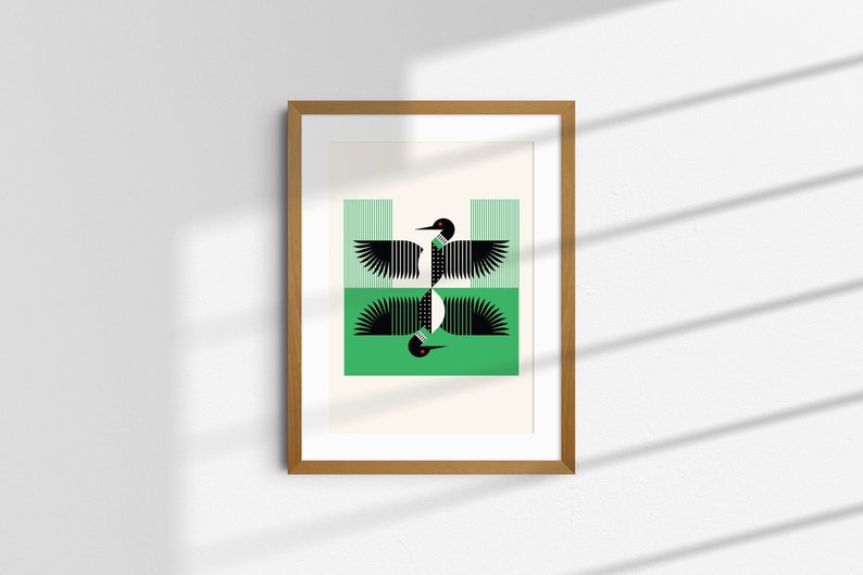 Peut inclure: Une estampe encadr&eacute;e repr&eacute;sentant un design g&eacute;om&eacute;trique de huard en noir et blanc sur un fond vert. Le huard est repr&eacute;sent&eacute; avec ses ailes d&eacute;ploy&eacute;es, cr&eacute;ant un motif sym&eacute;trique.