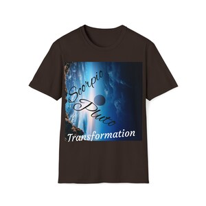 Może przedstawiać: Brązowa koszulka z nadrukiem przedstawiającym niebieskie niebo z chmurami, ciemnoniebieskie koło i tekst "Scorpio Pluto Transformation".