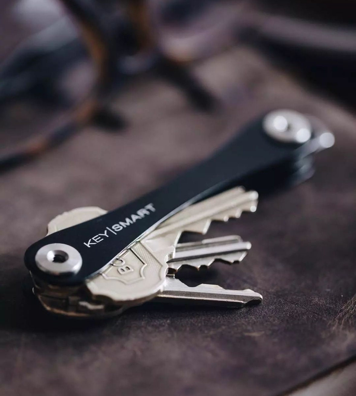 KeySmart Organiseur de clés compact minimaliste de poche - Porte-clés EDC  avec anneau pour porte-clés de voiture - Accessoires pour homme (jusqu'à 8  clés, titane) : : Mode
