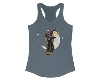 Può includere: Un gatto nero con un cappello da strega viola è seduto su una luna crescente con stelle sullo sfondo. Il gatto guarda a destra. L'immagine è su una canotta blu scuro.