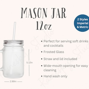 Puede incluir: Un tarro de cristal esmerilado Mason con tapa plateada y una pajita. El tarro tiene una capacidad de 12 onzas y un asa. El tarro mide 13 cm de alto y 7,6 cm de ancho. El texto "MASON JAR 12oz" está en la parte superior de la imagen. El texto "2 Styles Imperial & Metric" está en un cuadro azul en la parte superior derecha de la imagen. El texto "Perfecto para servir bebidas gaseosas y cócteles", "Cristal esmerilado", "Pajita y tapa incluidos", "Abertura ancha para una fácil limpieza", y "Lavar solo a mano" está listado debajo de la imagen.