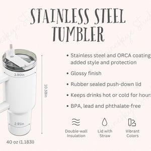 Puede incluir: Un vaso de acero inoxidable blanco con asa y tapa abatible. Tiene 10,59 pulgadas de alto y una capacidad de 40 onzas. El vaso cuenta con aislamiento de doble pared, tapa con pajita y colores vibrantes.  "Stainless Steel Tumbler" está escrito en negro en la parte superior de la imagen.