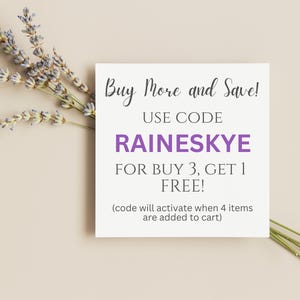 Pode incluir: Um cart&atilde;o quadrado branco com o texto "Buy More and Save!" e "USE CODE RAINESKYE FOR BUY 3, GET 1 FREE!". Ramos de lavanda &agrave; esquerda e &agrave; direita. O fundo &eacute; bege claro.