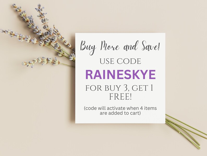 Pode incluir: Um cart&atilde;o quadrado branco com o texto "Buy More and Save!" e "USE CODE RAINESKYE FOR BUY 3, GET 1 FREE!". Ramos de lavanda &agrave; esquerda e &agrave; direita. O fundo &eacute; bege claro.