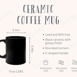 Puede incluir: Una taza de café de cerámica negra con acabado brillante, asa en forma de C y esquinas redondeadas. La taza mide 8,1 cm de ancho y 9,6 cm de alto, con capacidad para 331 ml. El texto "CERAMIC COFFEE MUG" se muestra arriba.