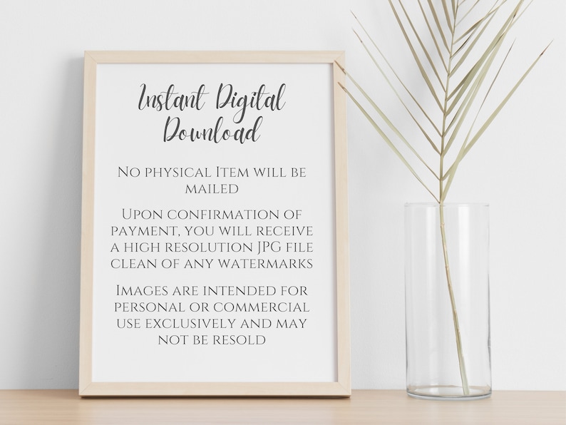 Pode incluir: Uma impress&atilde;o emoldurada com o texto "Download Digital Instant&acirc;neo" em escrita elegante. A moldura &eacute; de cor clara e a impress&atilde;o inclui texto adicional sobre a natureza digital do produto. Um vaso de vidro transparente com uma planta seca est&aacute; &agrave; direita.